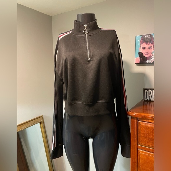 Women's Kendall & Kylie
Long Sleeve Crop ( Medium ) - Picture 1 of 4